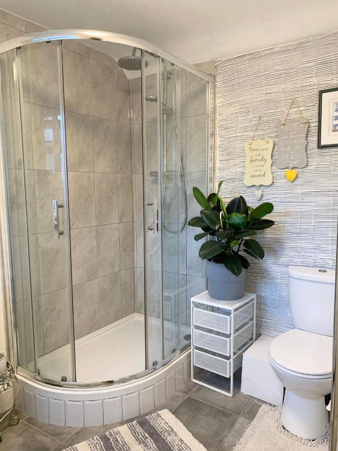 Beautiful Home, 3 Bedroom House Near Alton Towers, Wedgwood Museum, Universities Newcastle-under-Lyme Exteriör bild